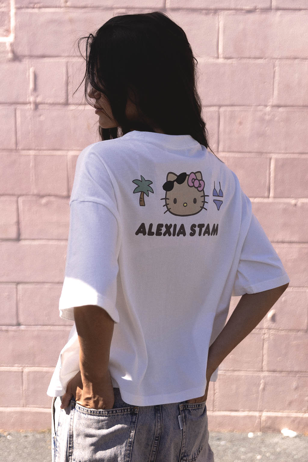 経典 x Sanrio ALEXIA STAM ALEXIA | Tee Big Kitty Hello STAM] トップス