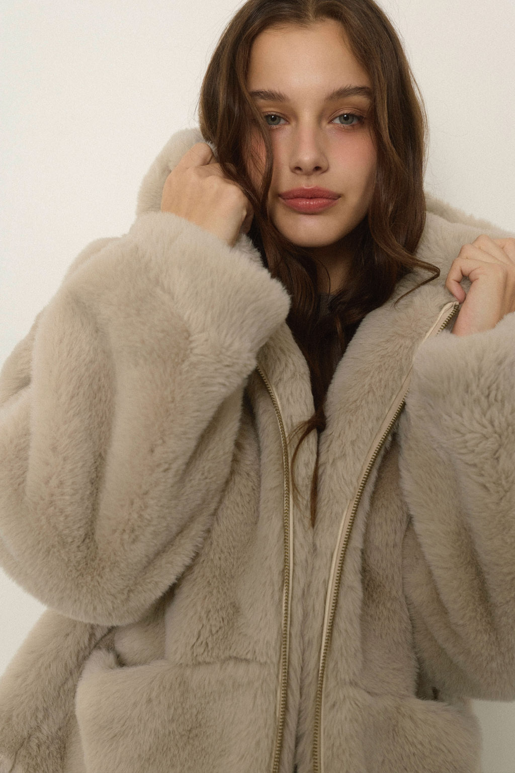 アリシアスタン　エコファージャケット Hooded Eco Fur Jacket Greige | ALEXIA STAM